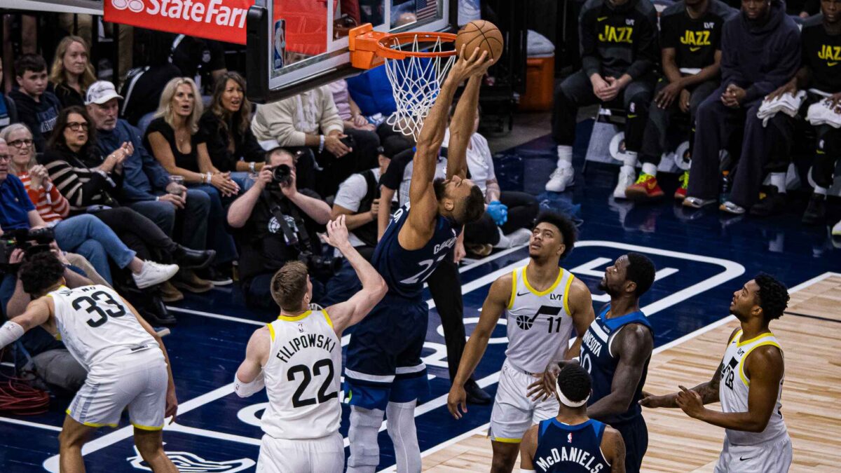 Anthony Edwards anotó 43 puntos para liderar a los Timberwolves a una victoria 116-105 sobre los Jazz, asegurando un lugar en los playoffs.