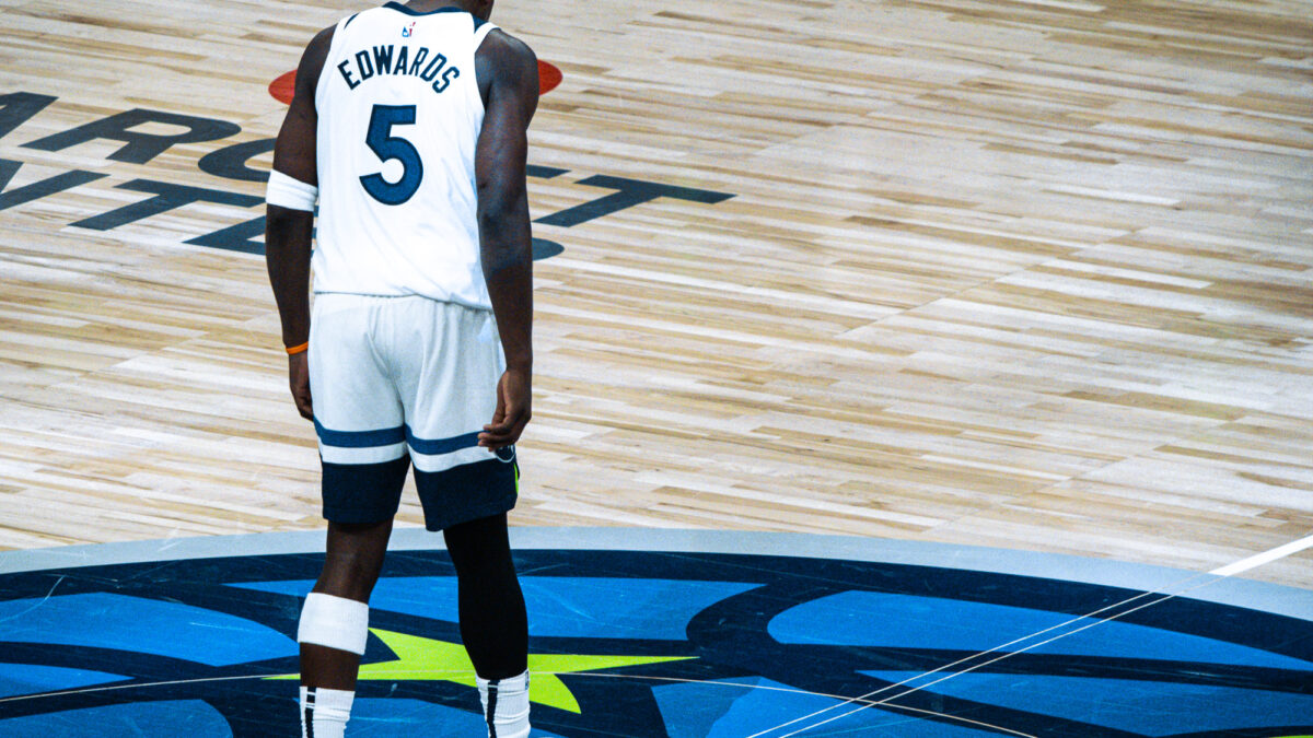 NBA Playoffs 2025: Warriors derrotaron a los Wolves 99-88 en el primer juego de la serie, a pesar de que Stephen Curry se fue del partido por una lesion