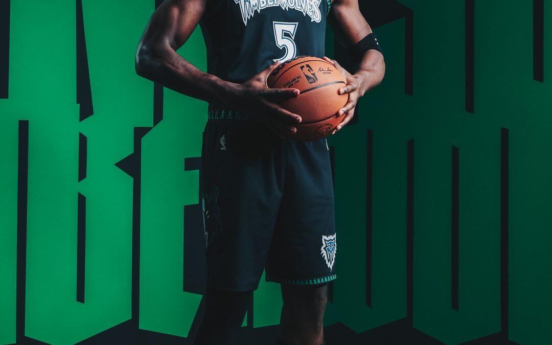 Los Timberwolves Anuncian el Regreso de “Black Trees”; Presentan el Uniforme y la Cancha de Edición Clásica 2025-26