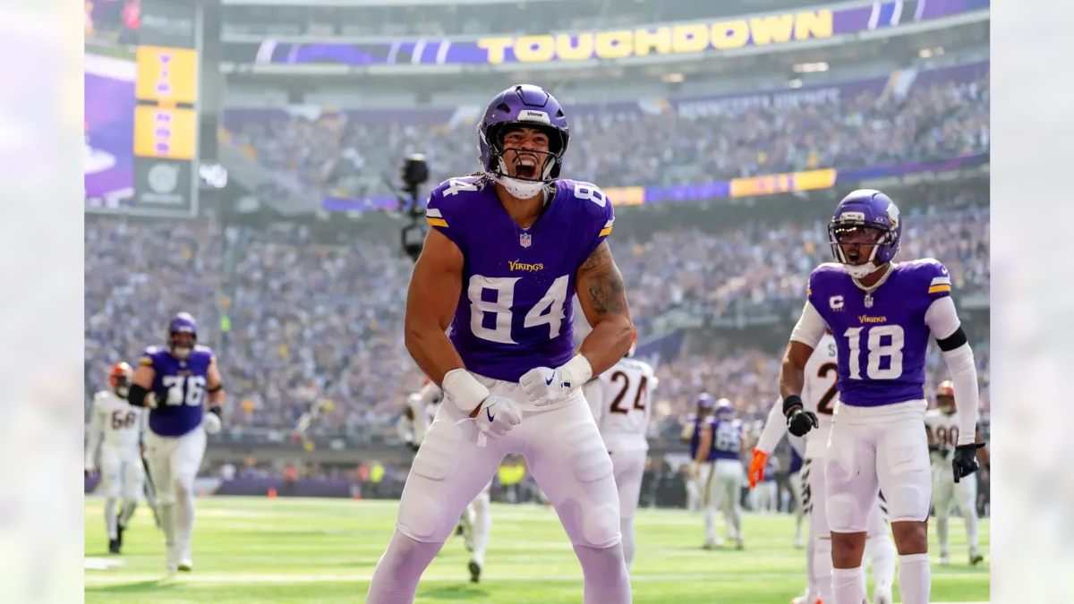 Wentz brilla en su debut con los Vikings, Rodgers domina la defensa en la paliza sobre los Bengals