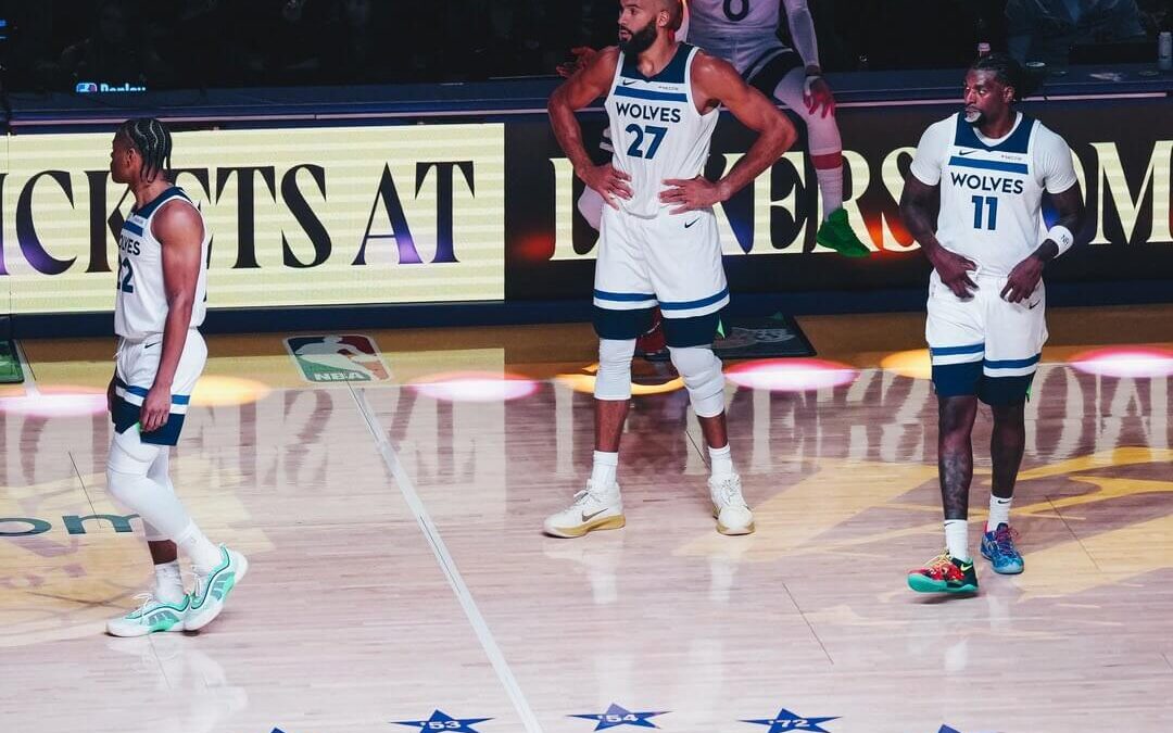 Doncic Domina con 49 Puntos en la Victoria de los Lakers sobre los Timberwolves 128-110