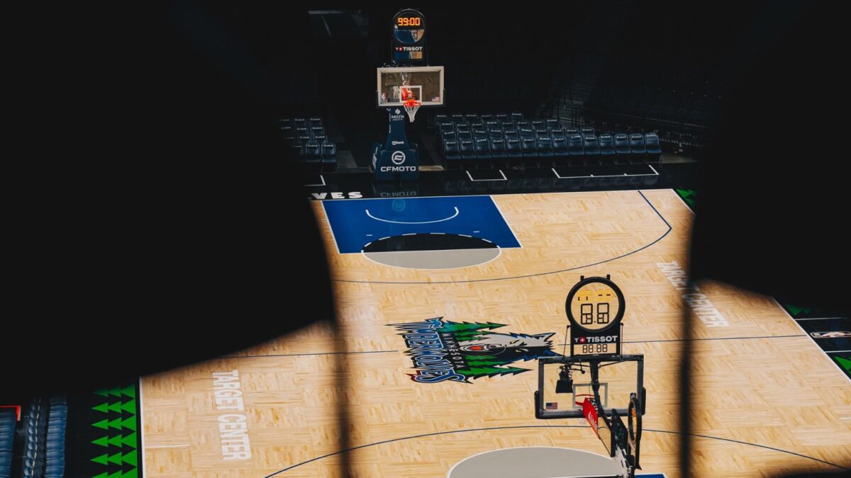 Los Timberwolves mejoran la experiencia de los aficionados con la nueva iluminación del escenario en el Target Center