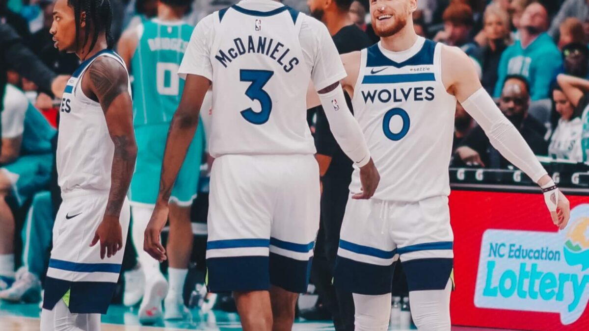 Randle Lidera a los Timberwolves a una Victoria de 122-105 Sobre los Hornets