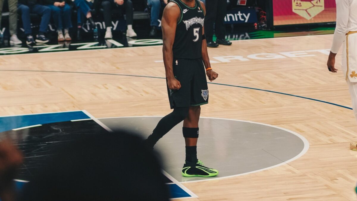 Triple Decisivo de Edwards Asegura la Victoria 119-115 de los Timberwolves Sobre los Celtics