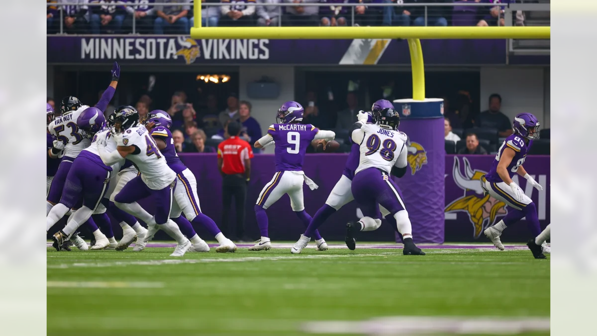 Los Ravens de Baltimore Vencen a los Gaffe-Prone Vikings 27-19, Asegurando su Tercera Victoria Consecutiva con Tres Balones Recuperados