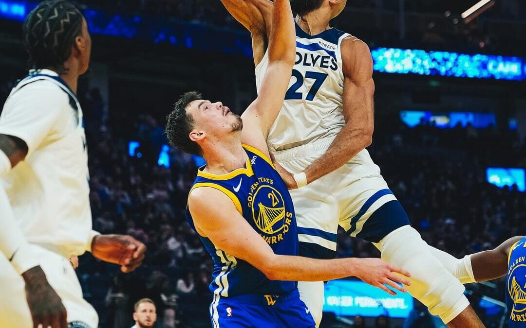 Timberwolves Superan a Warriors 127-120 en el Regreso de Curry, A Pesar de Sus 39 Puntos