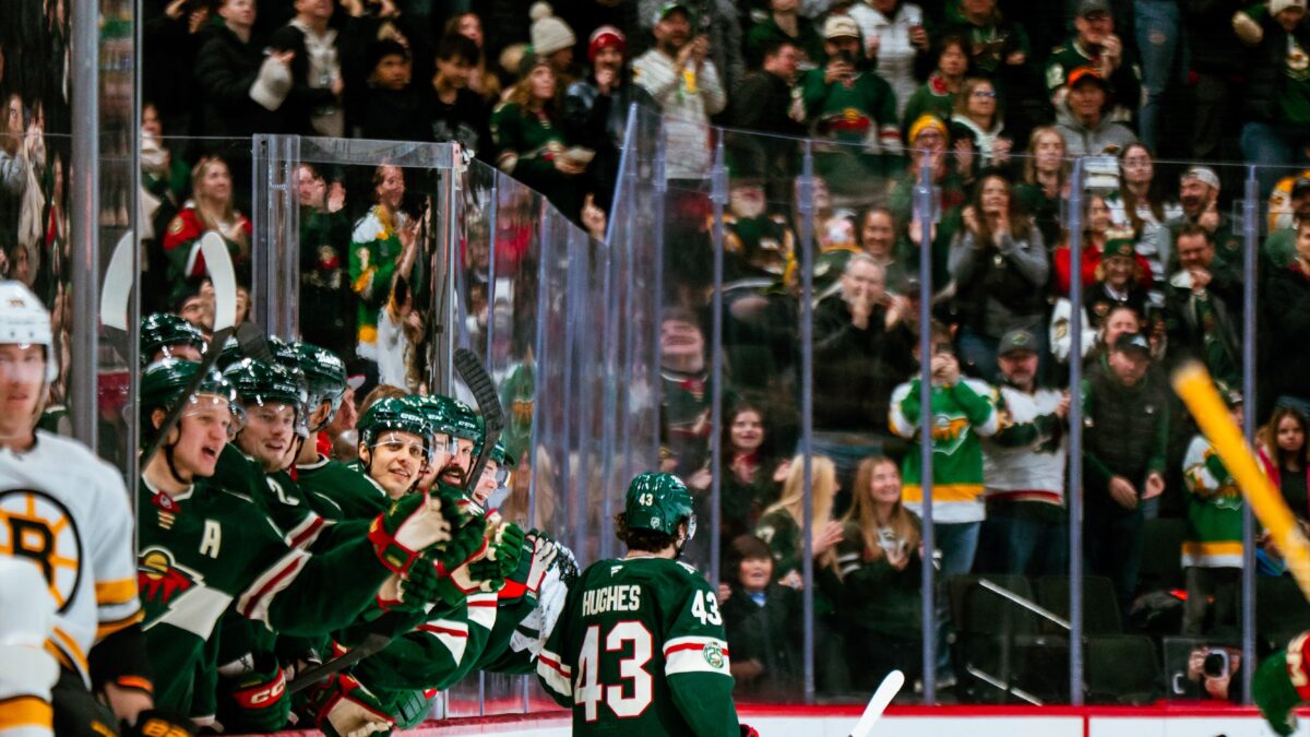 Wild Domina a los Bruins 6-2 con Gol de Quinn Hughes en su Debut en Minnesota para su Cuarta Victoria Consecutiva