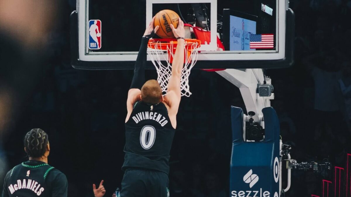 Los 24 Puntos de Randle Llevan a los Timberwolves a la Victoria 117-103 Sobre los Kings, Sin Edwards