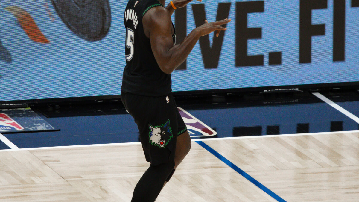 Noche de Récord de Edwards Impulsa a los Wolves a Vencer a los Spurs, 125-112