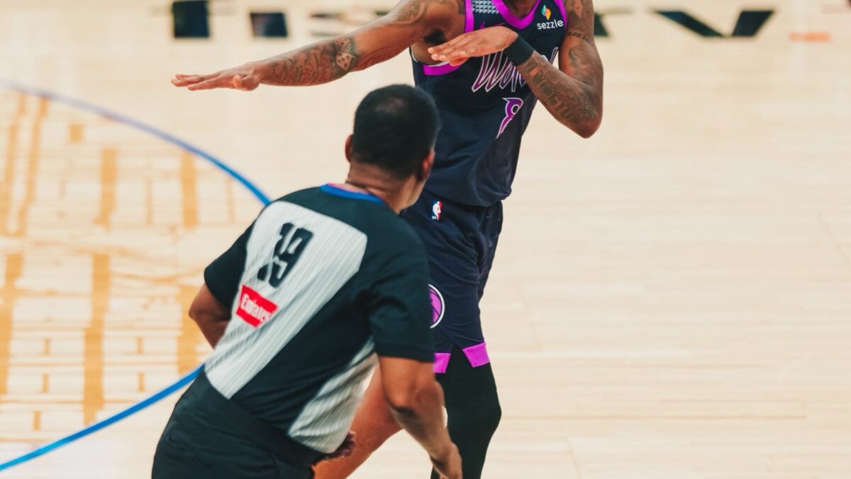 Los Minnesota Timberwolves aseguraron una dominante victoria de 139-106 sobre los Milwaukee Bucks la noche del martes, a pesar de la ausencia de jugadores clave como Anthony Edwards y Rudy Gobert.