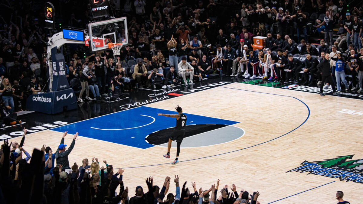 Golpe de Autoridad en Minneapolis: Los Timberwolves aplastan a Denver y toman ventaja de 2-1 en la serie